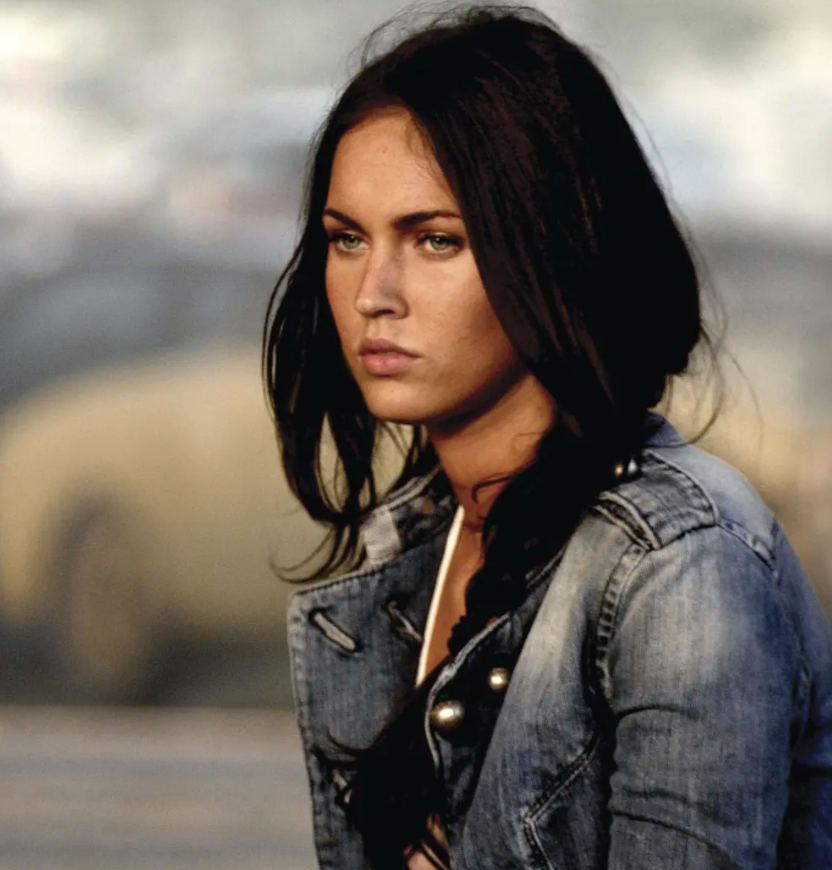 她在第一部里的校花角色外表极为美艳,作为整部电影里唯一的女主角,她