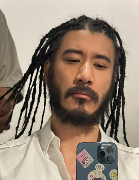 45岁王力宏最新近照曝光，剪短头发帅回巅峰，生图状态超年轻