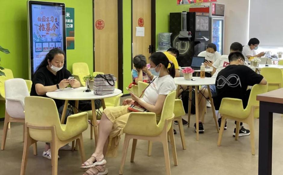 住家教师月薪3万，要求英语六级以上，“保姆式家教”可行吗？