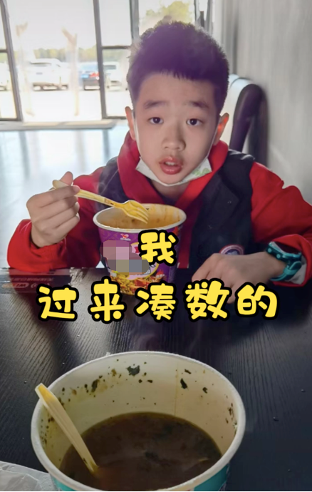 体操冠军杨威为妻庆生，2万块的手机当礼物，客厅大到能打羽毛球