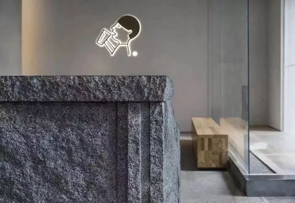 青砖、原木、石材、铝板，喜茶空间如何盘活建筑材料？