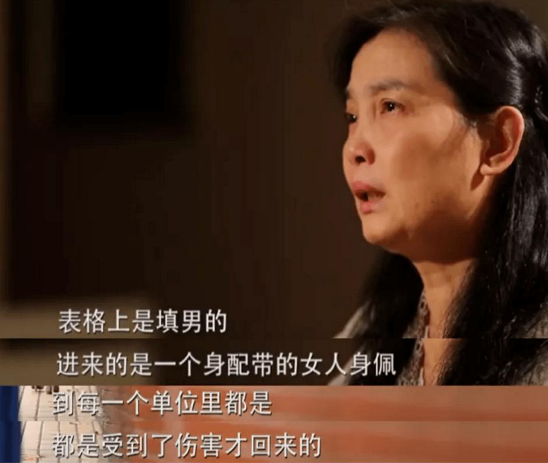 2005年，那个背母上学的男孩刘霆，10年后变性，还在选美比赛获奖