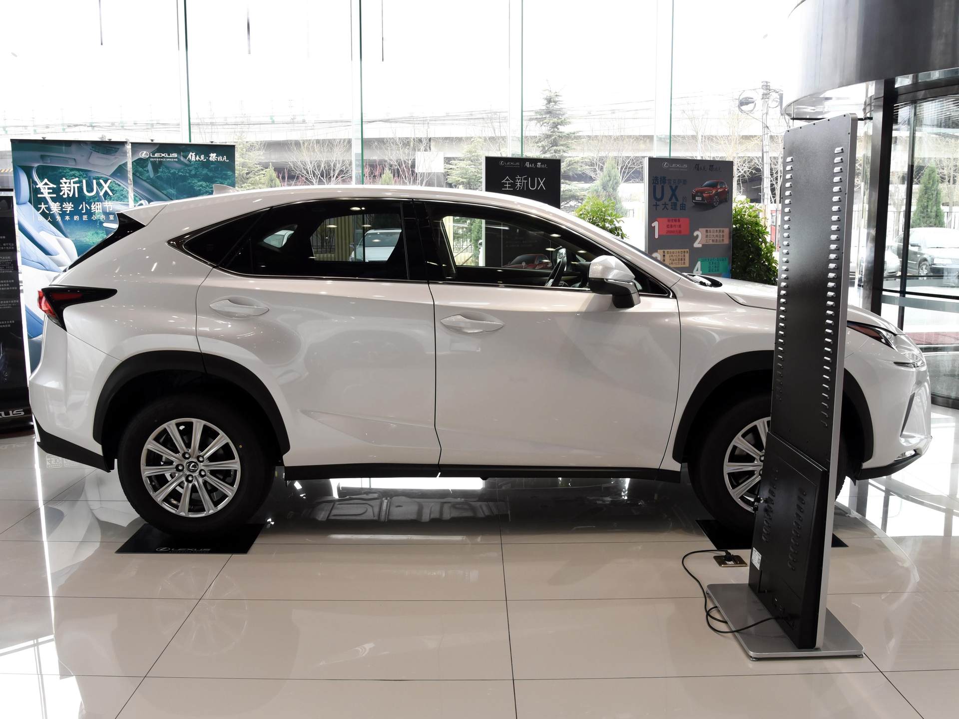 实拍不输奥迪Q5的豪华SUV：成交价27万，混动油耗5.8L
