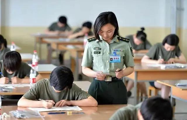 为啥专科生们青睐入伍当兵？这3个好处为未来铺路，本科生也羡慕