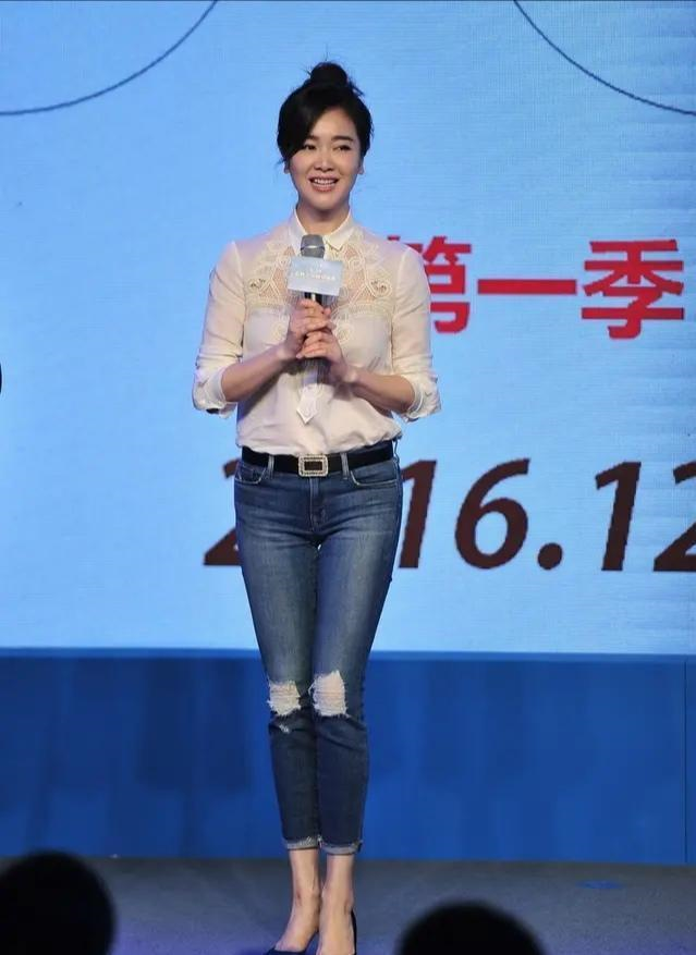 又被44岁左小青美到了，穿黑色卫衣配百褶裙亮相，少女感爆棚