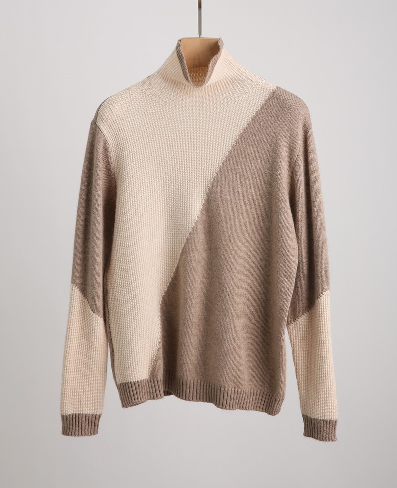 维杰色纺：小高基本款的毛衣，不薄也不厚，图案简洁且百搭
