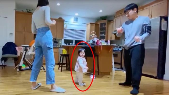 王祖蓝和妻女搞笑玩瞪眼，3岁大女儿可爱肉嘟嘟，有喜剧演员天赋