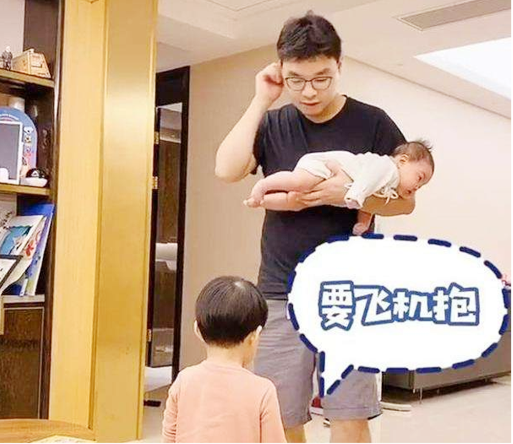 为啥宝宝"一横抱"就哭闹不止?当你处于娃的位置,就明白原因了