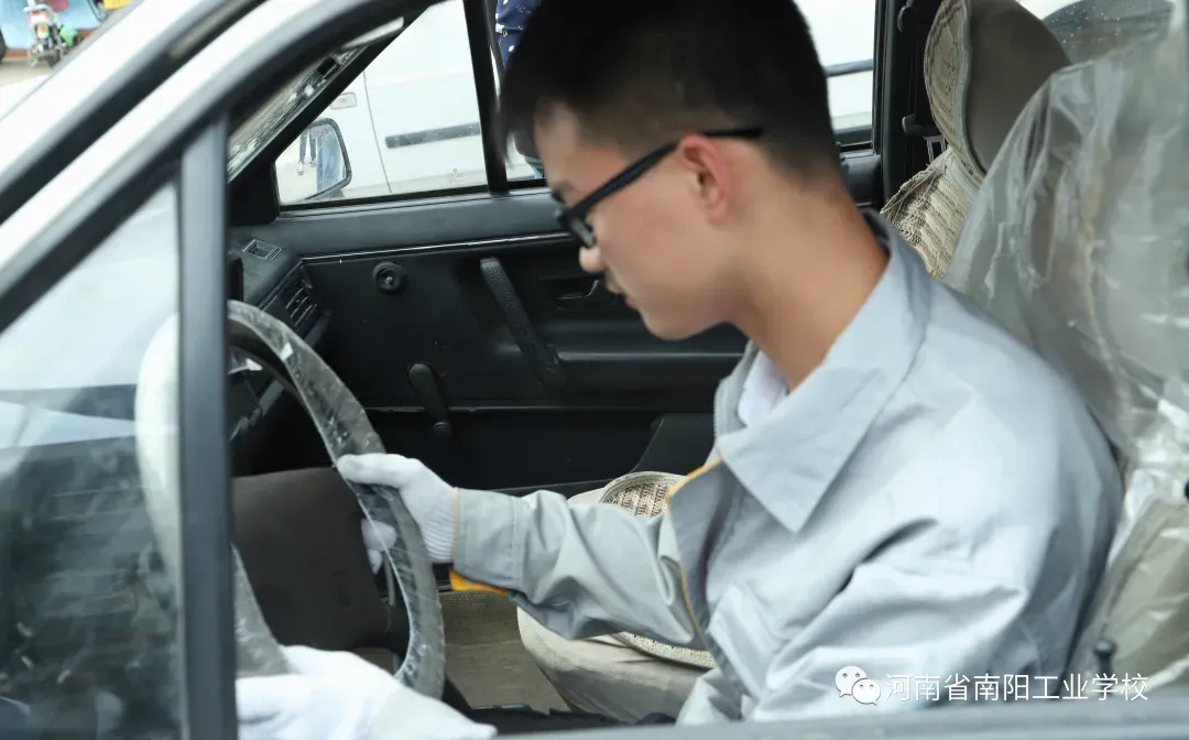 南阳工业学校，国家级重点中专招生，工业机器人，跨境电商专业