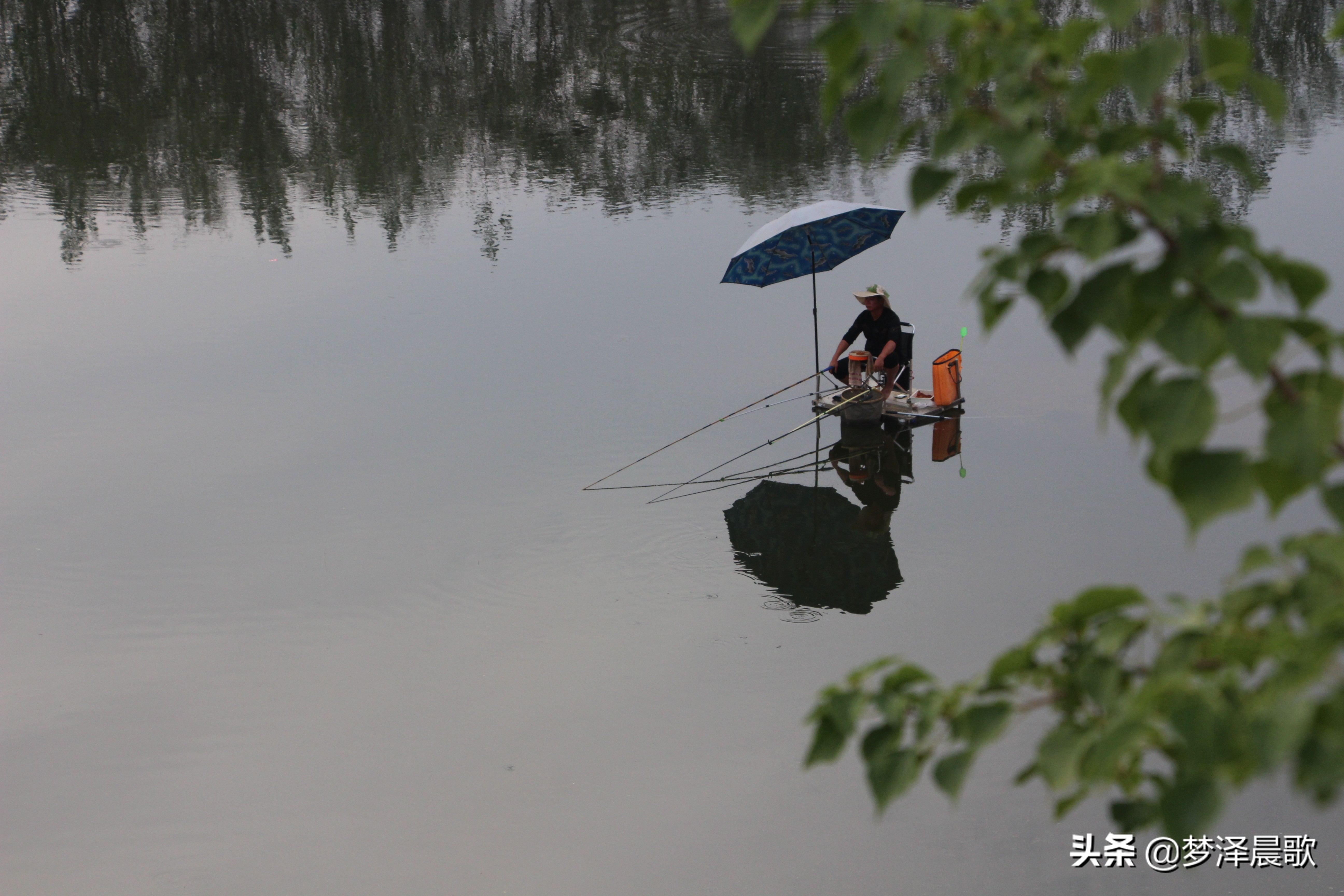 河中独钓乐悠悠，不负秋日好时光