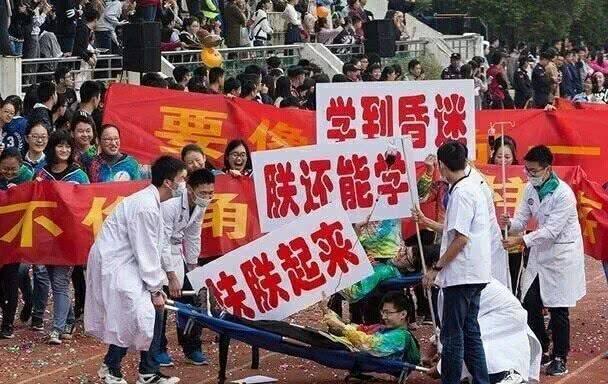 青岛大学“举牌美女”火了，运动会大放异彩，如同行走的招生简章