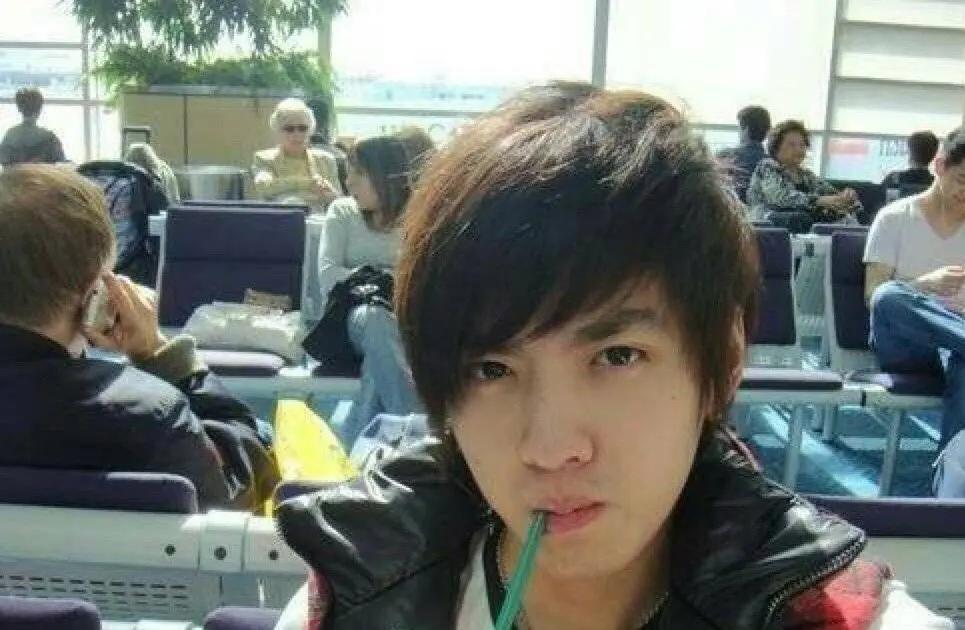 “顶流”吴亦凡：成名背后消失的“爸爸”