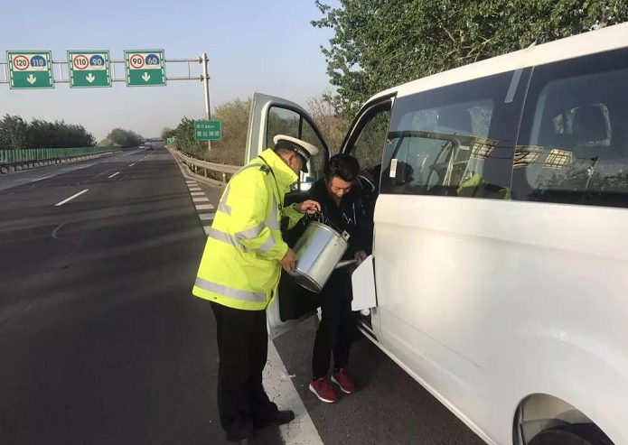 交警提示：有4种免费救援，随叫随到，遇到故障别着急花钱拖车了