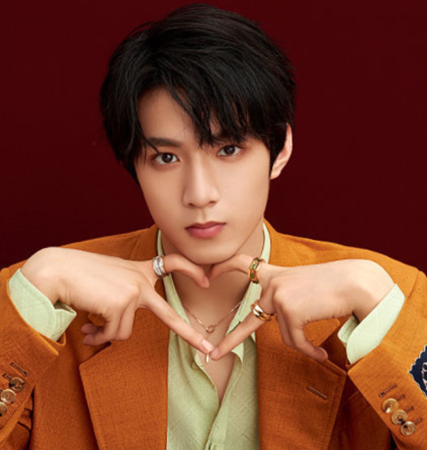 刘耀文现身重点高中，穿校服在班内上课被举报，官方却称未录取