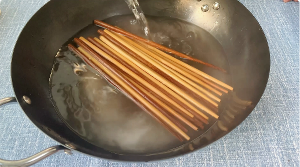 筷子只用清水比不洗还脏，大厨教你一招，筷子杀菌消毒，一步到位