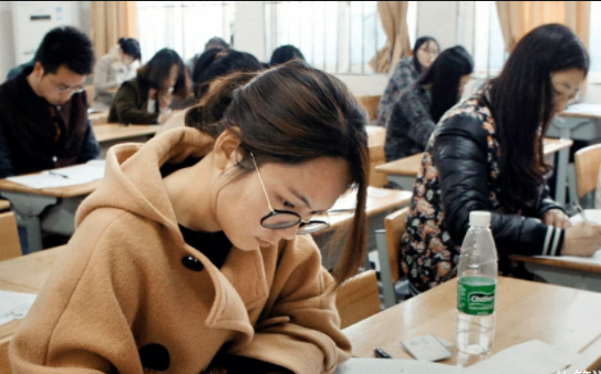 多地中小学闹“教师荒”，编制数却显示超标，网友：老师去哪了？