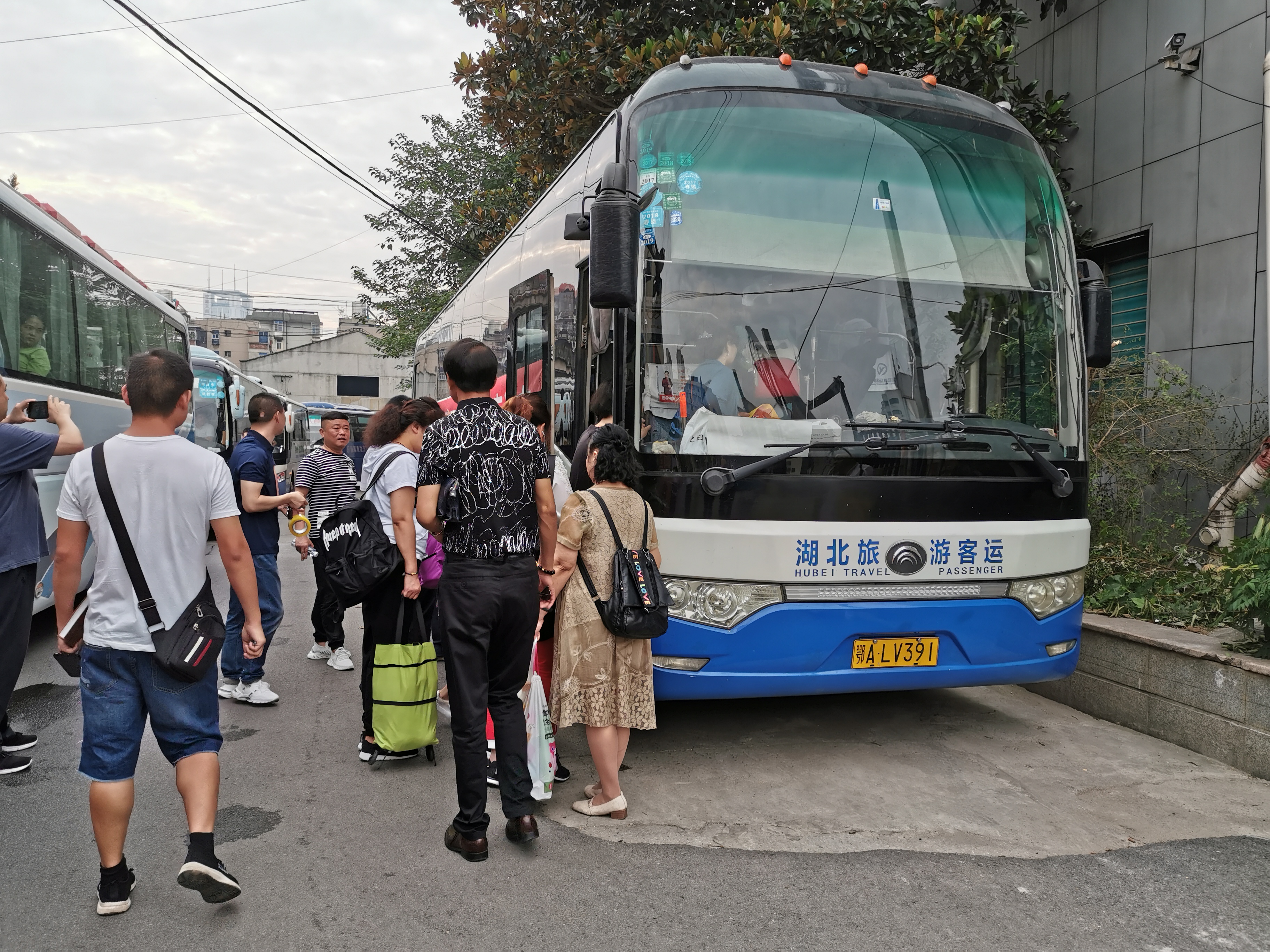 黄石天空之城景区开通旅游专线直通车发班首日收客近千人