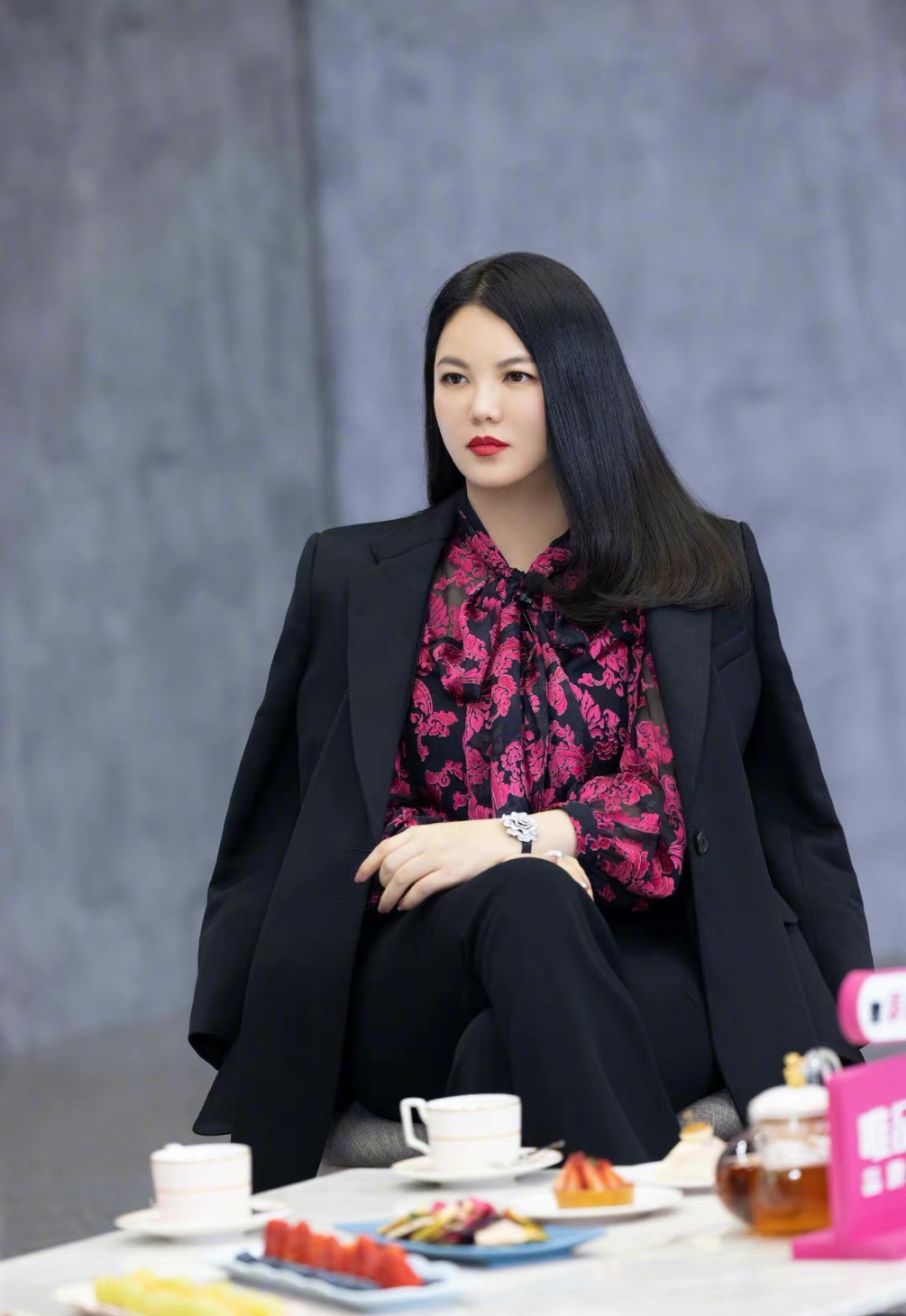 李湘减肥成功?圆润贵妇脸瘦成瓜子脸,穿那么花的西装也不显胖