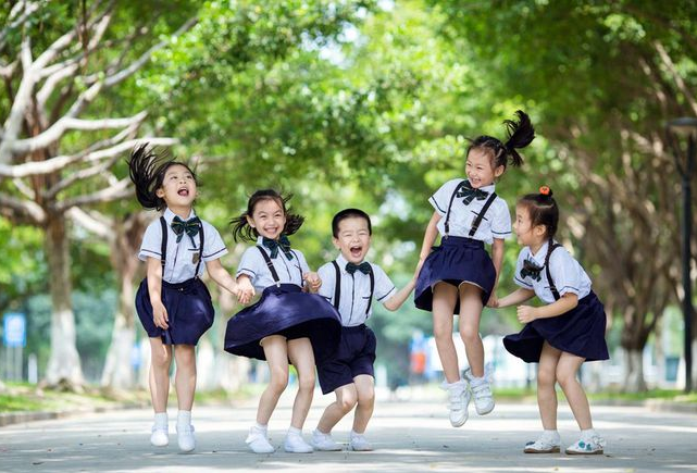 幼儿园拍“大片”毕业照，用心程度能打满分，但家长却并不认同