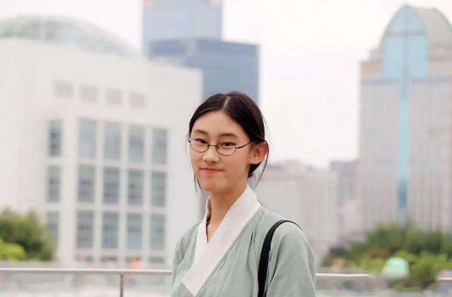 武亦姝夺冠后，关闭手机让人不解，两年后考上清华大学才让人明白