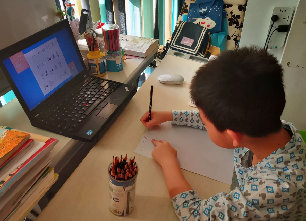 陈赫二胎过生日，朋友竟送“五年高考三年模拟”，网友：多损呢