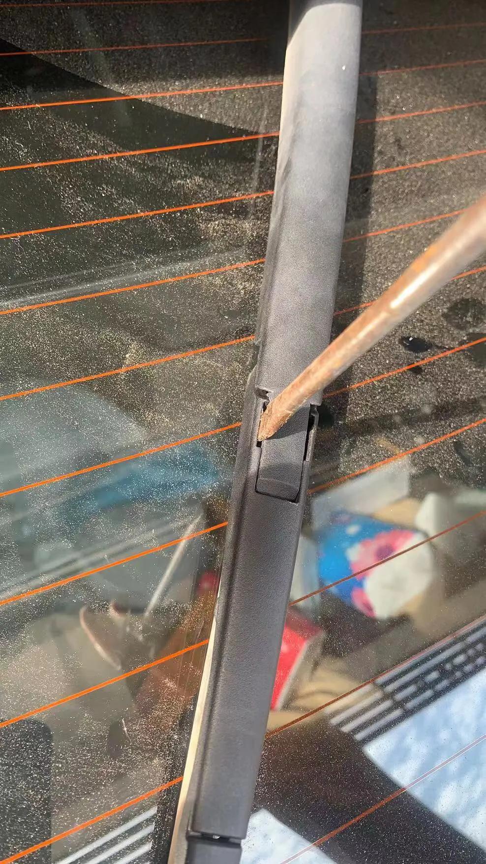 比亚迪新唐后挡风玻璃雨刷更换方法