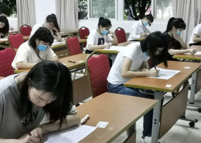 北大校花毕业照走红，颜值才华双双在线，没想到评论区却翻车了