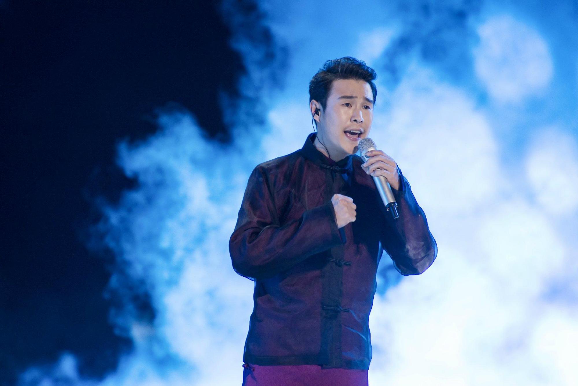 小沈阳68岁妈妈面对镜头唱歌,唱到动情流眼泪,母子二人颇像