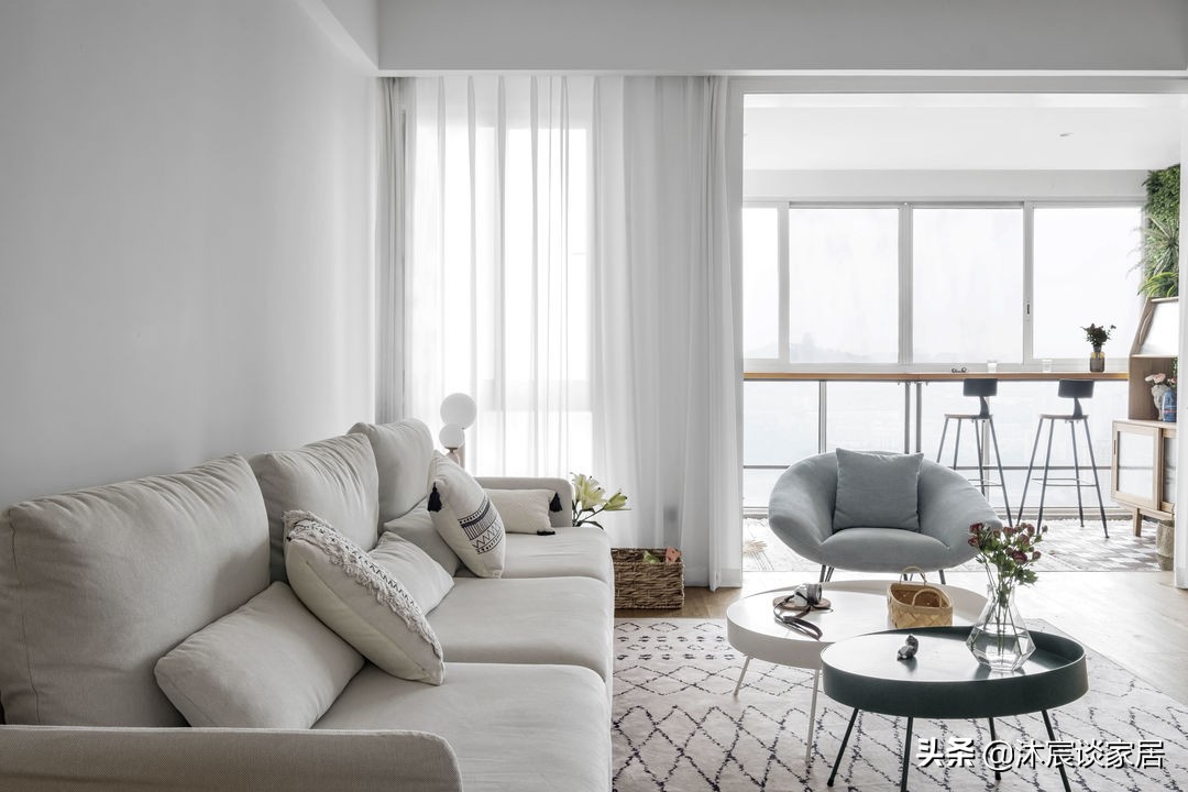 向往田园生活的夫妻俩，把家装得清爽大方，还有让人快乐的大阳台