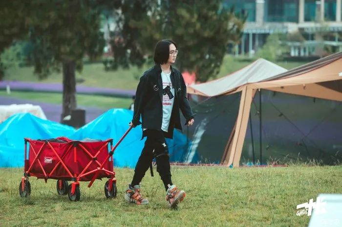趣玩少女享自然，驾发现神行去露营