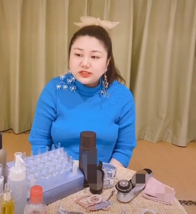 杨天真又红了？拍视频带货自己做艺人，为瘦脸字幕扭成S型