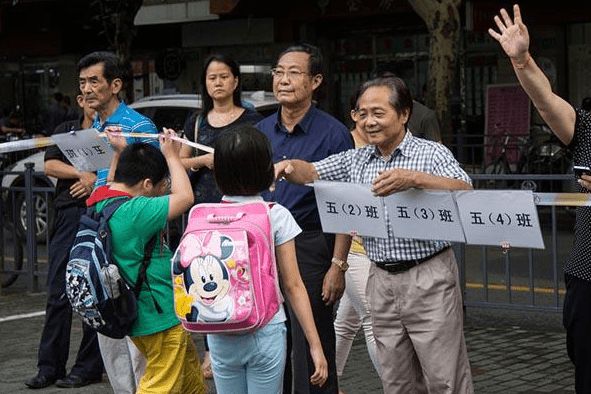 上海“钟点工”火了，父母996工作点无法接孩子放学，有人给解决