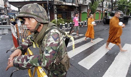 为何泰国人都畏惧服兵役？参军现场像赌场，抽中红签甚至现场昏厥