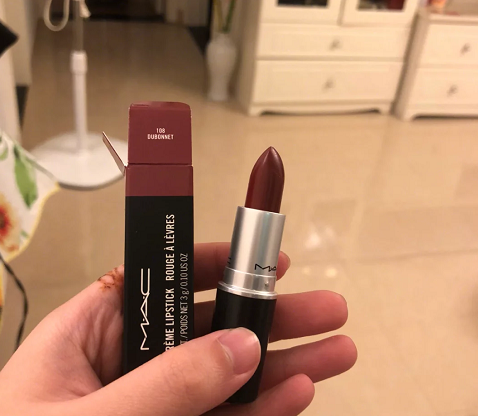 MAC和雅诗兰黛的口红哪个好？它们同属一个公司，到底有什么不同