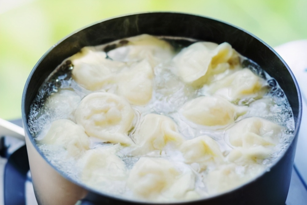 韭菜饺子馅怎么调好吃（教你正确的调馅用料和比例）