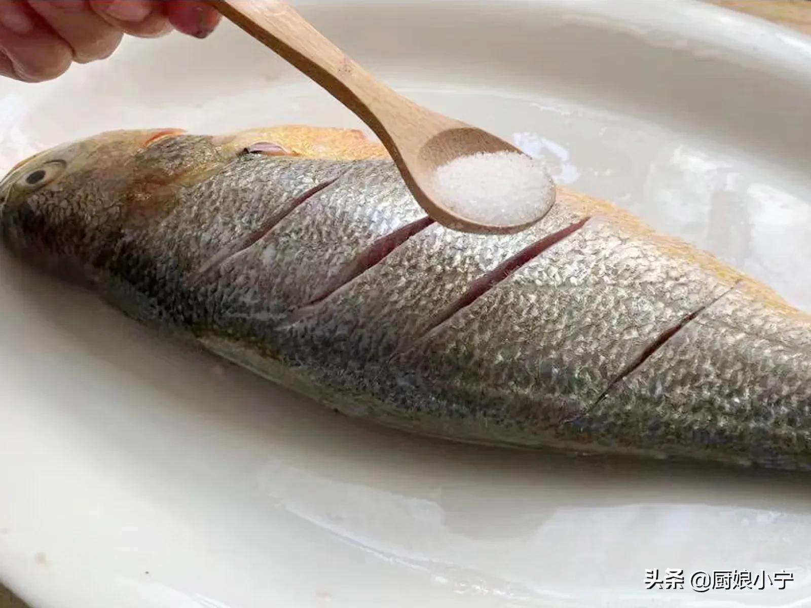 煎鱼不能直接下油锅，多加这3步，不粘锅不破皮，外酥里嫩