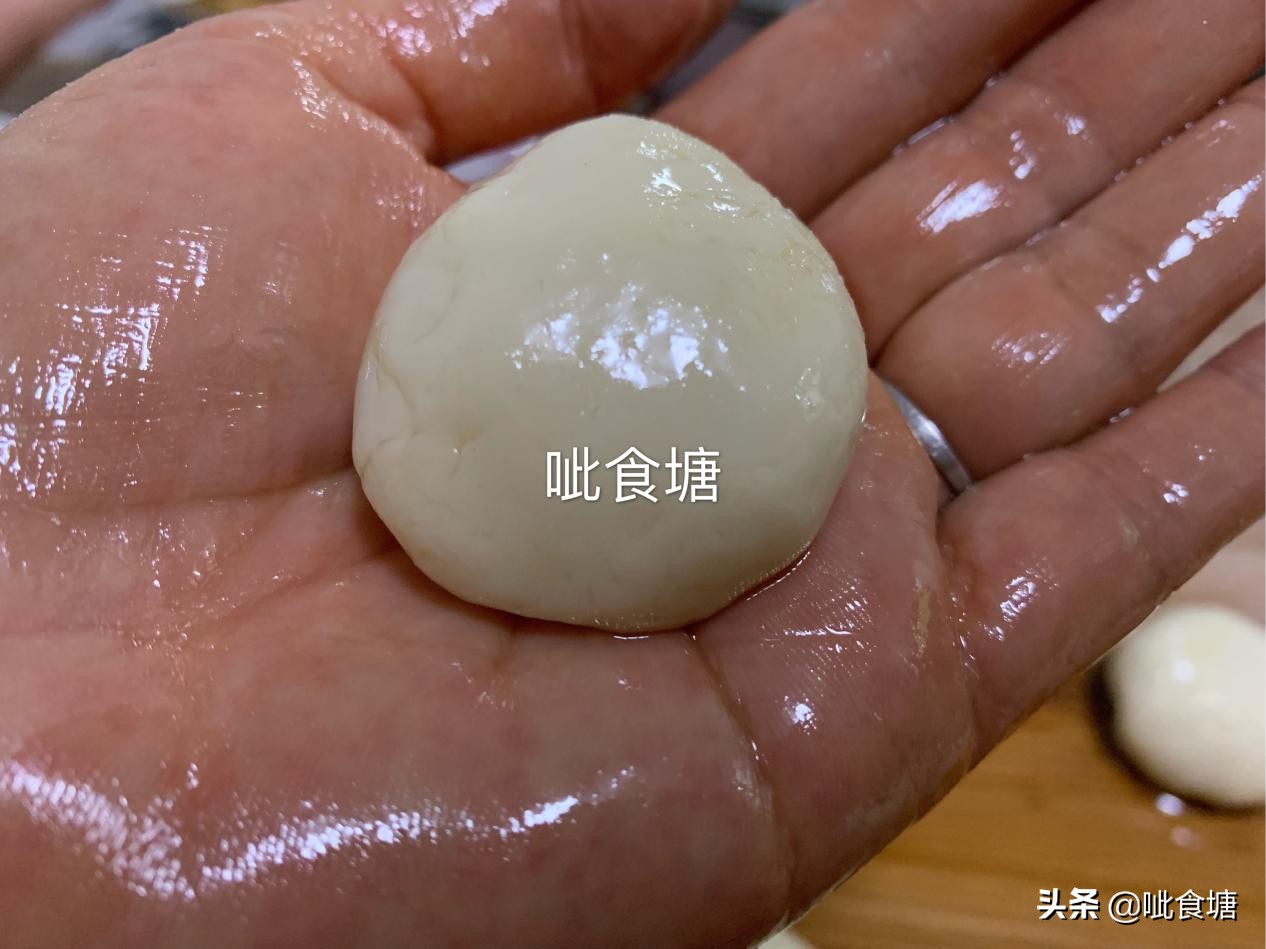 糖糕的家常做法，个个空心，外酥里软，甜而不腻，好吃不粘牙