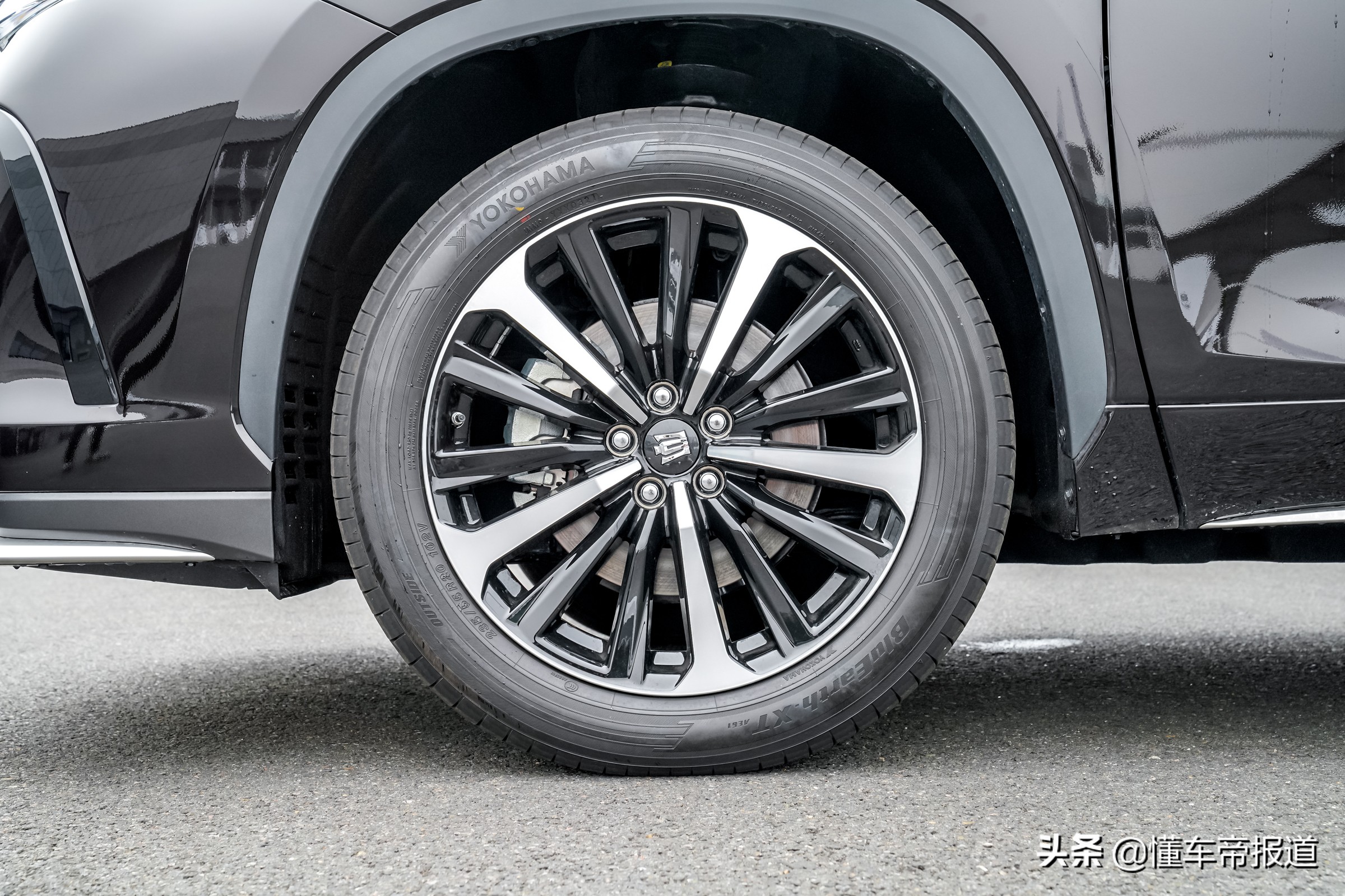 试驾｜同宗同源，却定位更高？一汽丰田皇冠陆放初体验