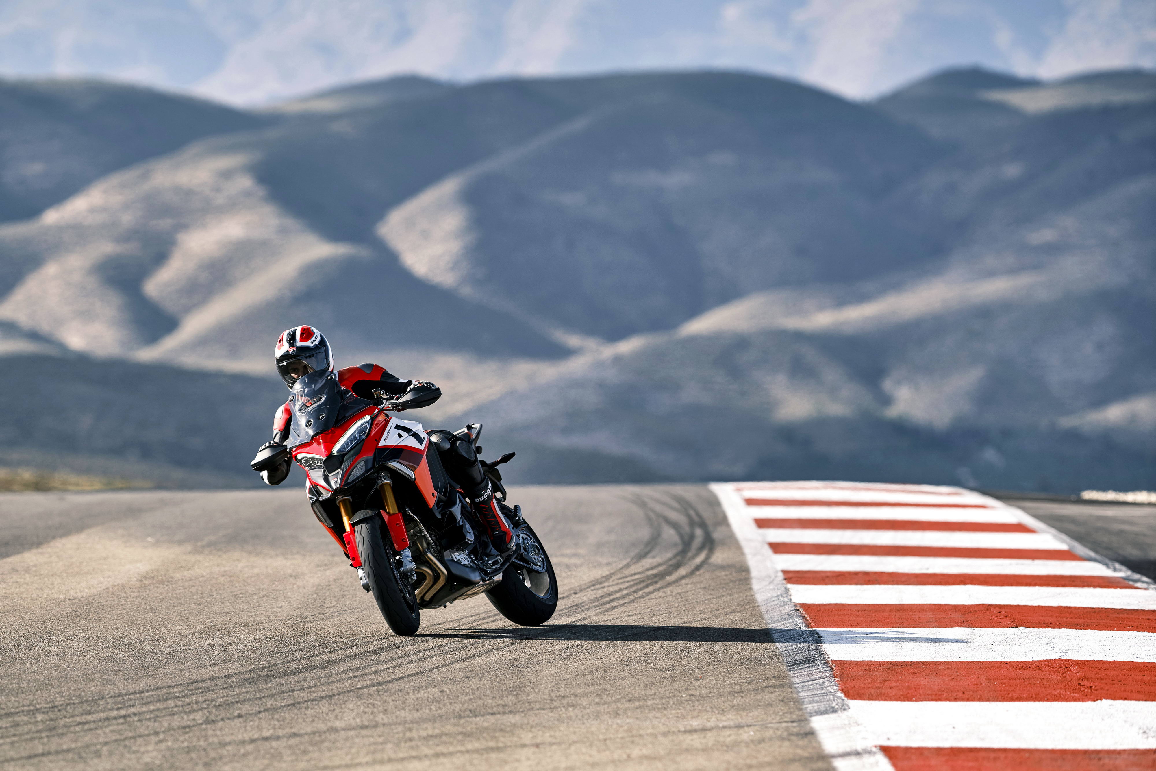 杜卡迪 2022 Multistrada V4 派克峰版 户外特写
