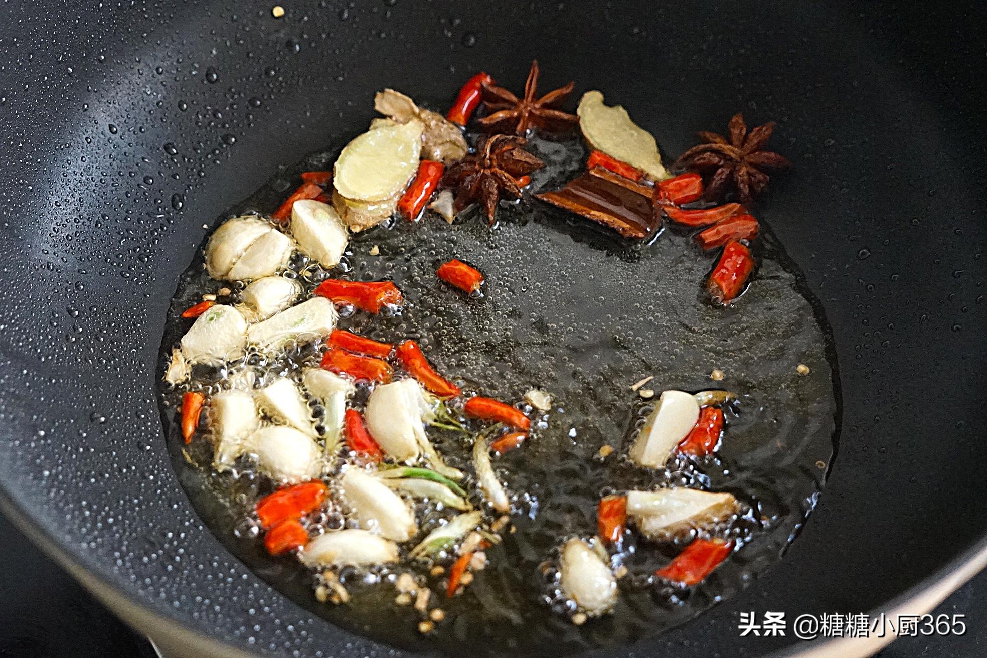 干豆角最爱这样吃，炖满满一锅，香味四溢好解馋，两碗米饭打不住