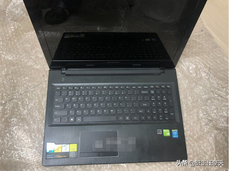 老王我又有机会拆笔记本电脑了,今天的这部是公司里女性同事的联想g50