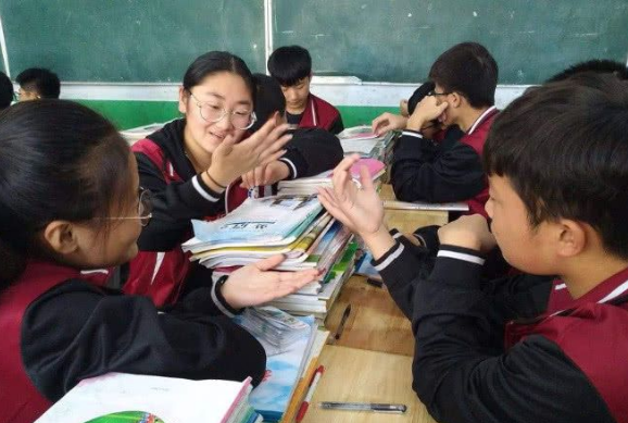 初中生发型“新规定”，男生乐意接受，女生表示丑出新高度