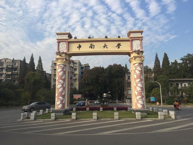 湖南开设医学专业的院校较多，可以分为5个档次，建议报考第二档