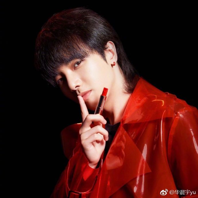 沈腾拍彩妆广告，还在线涂口红试色，沈叔叔是想劝人拔草吧……