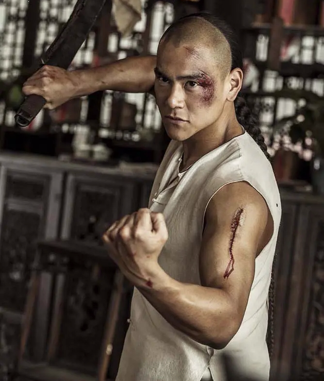 2013年彭于晏与张家辉一起拍摄了《激战》,学到了泰拳,巴西柔术和锁技