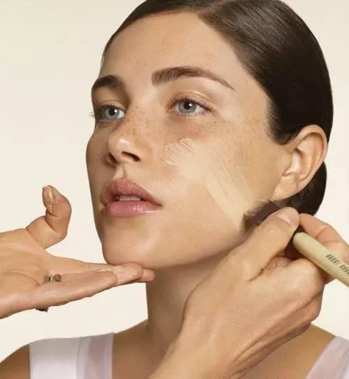 “定妆粉、蜜粉、定妆喷雾、粉饼”，到底是有什么区别？