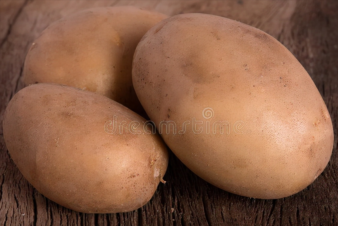 储存土豆有诀窍，分享一个土方法，不变绿不发芽，放一冬天也不坏