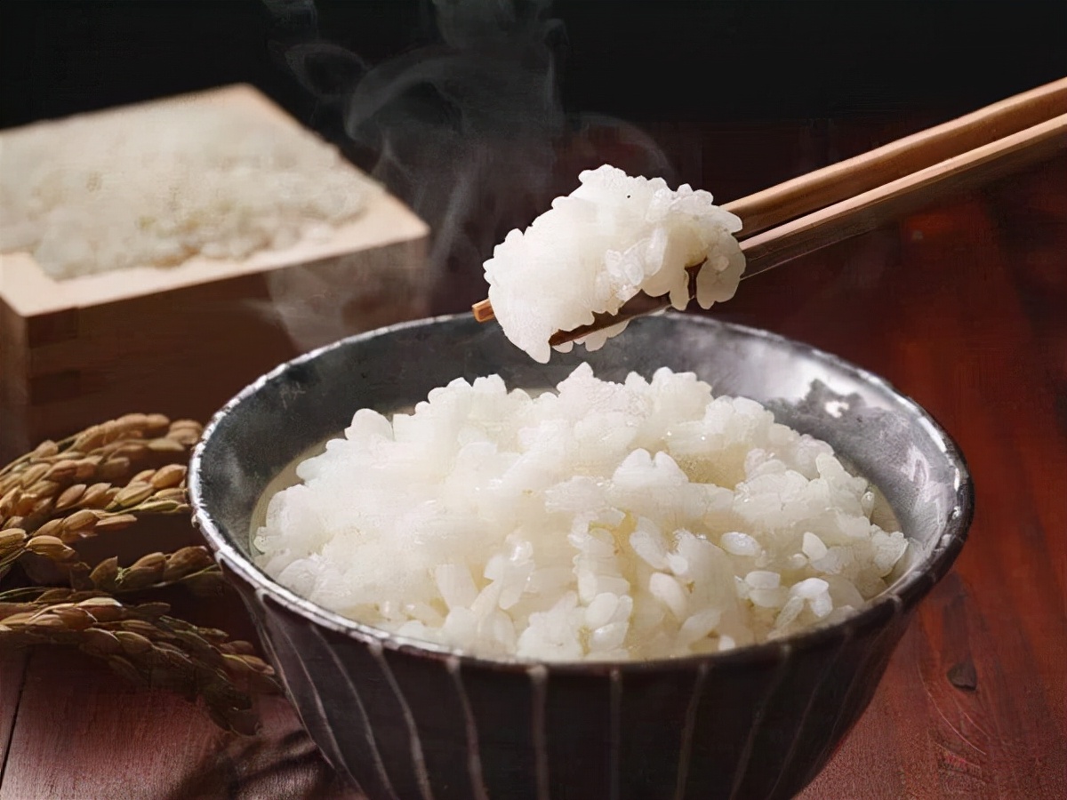 蒸米饭,直接加水蒸就错啦,教你正确做法,米饭粒粒分明不粘锅