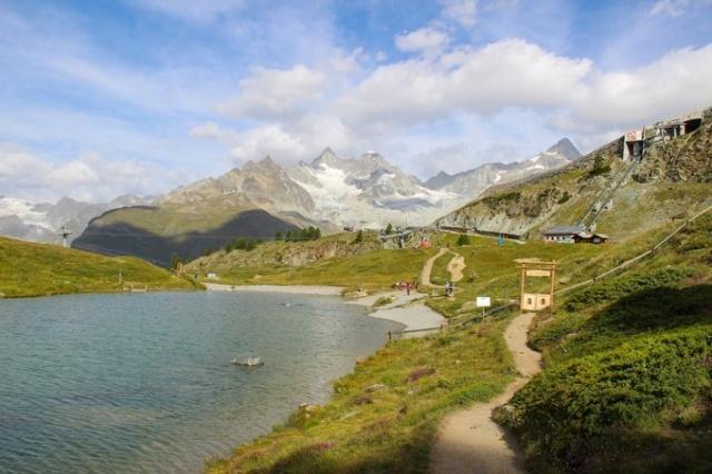 世界最难登顶的山峰，马特洪峰，三角锥造型是阿尔卑斯山的形象