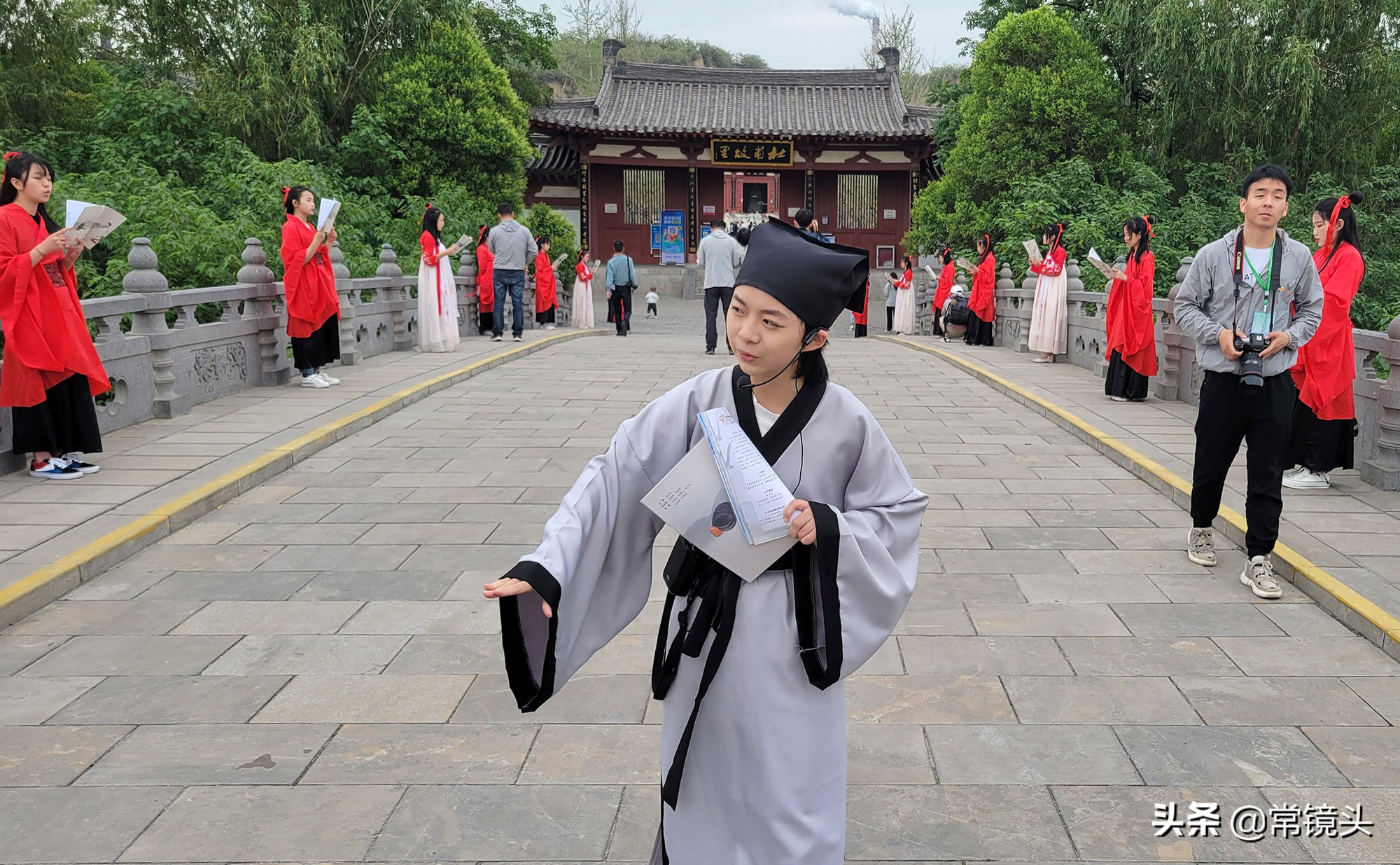 小学生穿着汉服用英语推介家乡美景，游客：这口语水平，我服